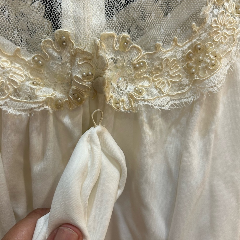 Vintage Ivory Lace Bridal Gown with train no size tag XS? Has union tag 70’s - Picture 10 of 16